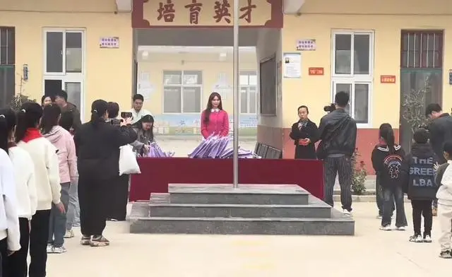 林志玲现身河南看望帮扶小学的孩子