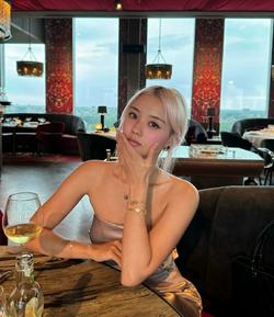 Vyvan Le那些伤痛，就象被风吹散的蒲公英，一去不复返。