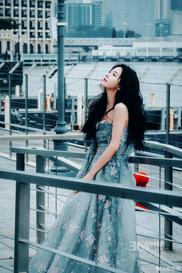 章若楠一袭抹胸小绿裙海边码头超好看写真套图