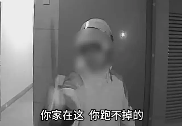 外卖员被投诉后持刀上门 警方回应