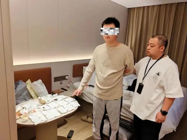 21岁男子敲诈63家酒店:随身带死蟑螂