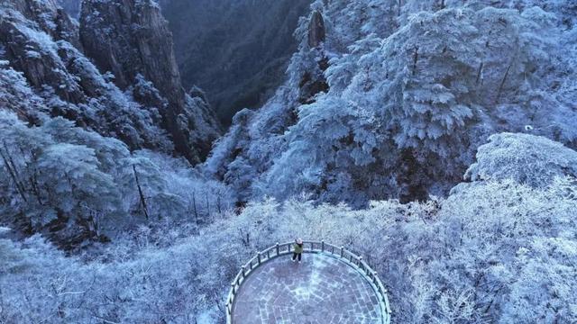 黄山出现震撼金色雪景