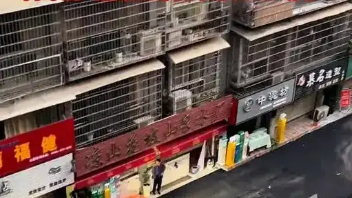 晓华理发店门外道路被连夜翻修