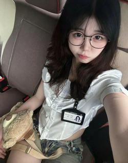 袁舒涵在充满垃圾的废墟上获得救赎