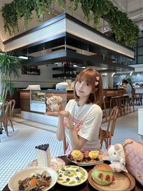 韵韵冲鸭：勿扰 小狗正在干饭૮₍ ˊᗜˋ₎ა #170cm的笨蛋美女 #甜妹 #brunch