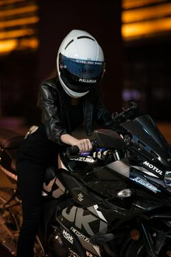 松鼠不吃姜：你说你不想跟我溜车 我心都碎了. #机车 #女骑 #夜骑