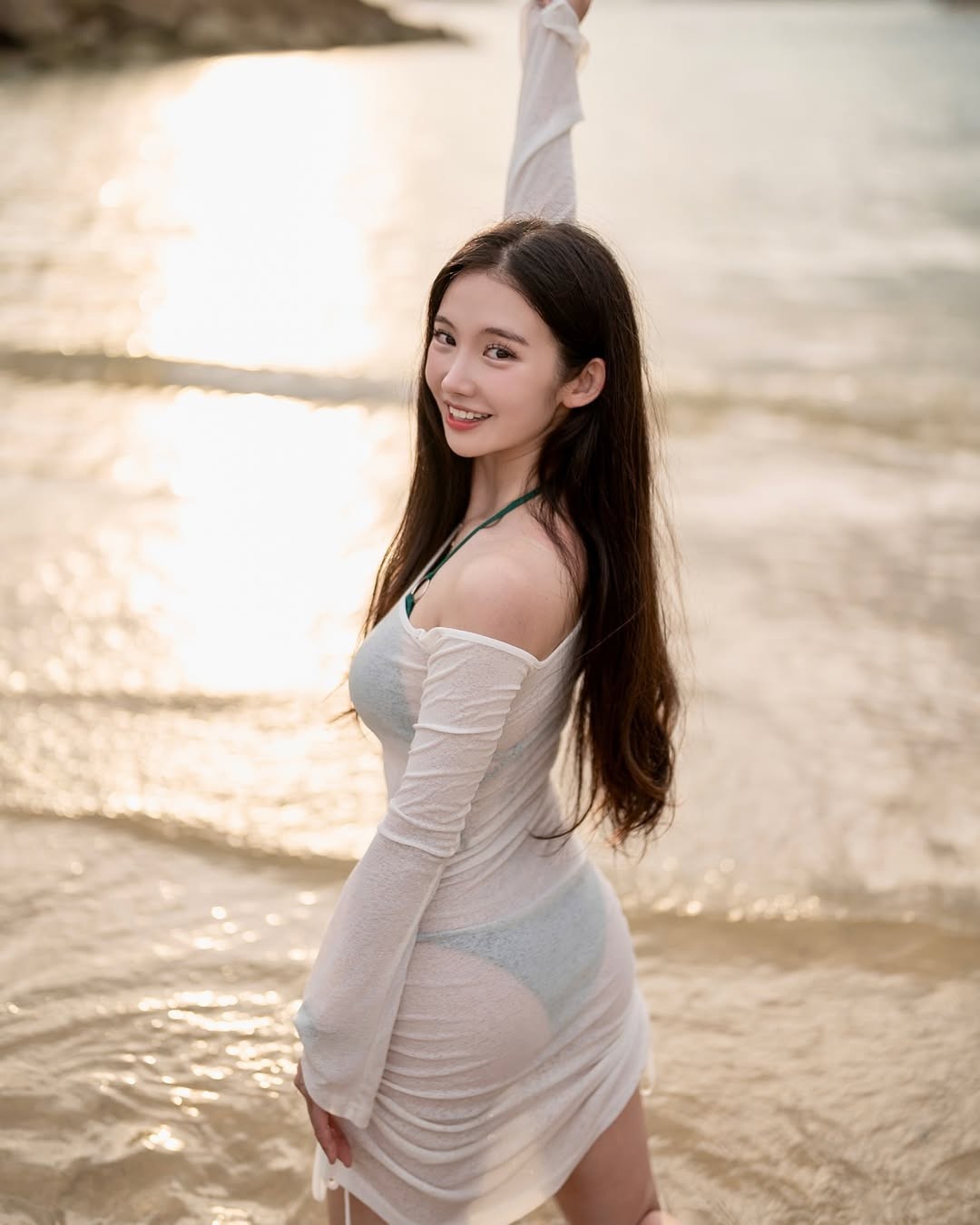 nahyun kim最懂事女友撑伞也是雨中人。