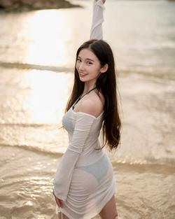 nahyun kim最懂事女友撑伞也是雨中人。