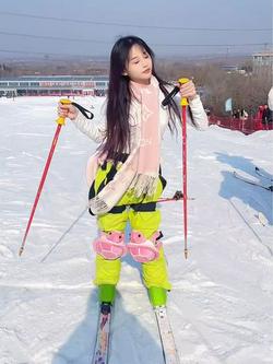 梁嘉怡凉不了：小乌龟公主滑雪了 快接住我#滑雪 #公主请滑雪