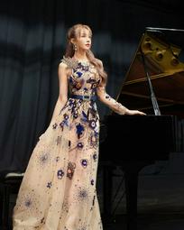 李元玲 马来西亚华人，钢琴音乐家、电影演员、网红。