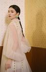 林允新中式白牡丹旗袍优雅风格获粉丝好评。