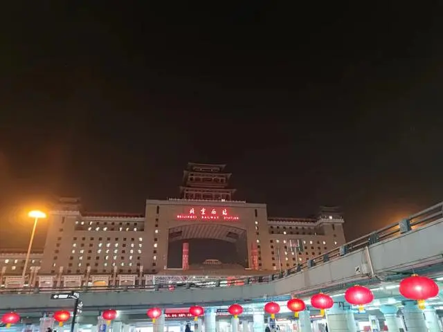 深夜北京西站,等待回家的人