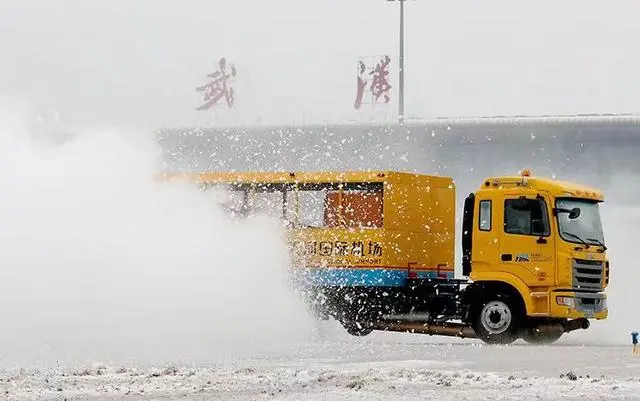 直击湖北高速:有人因暴雪滞留