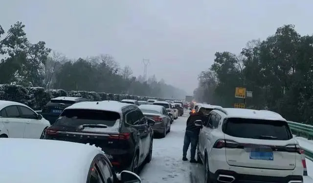 暴雪冻雨下的返乡人