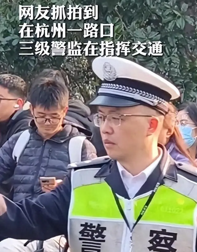 网友拍到三级警监在路口指挥交通