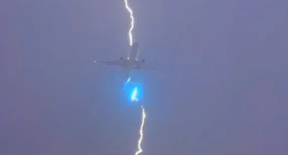 加拿大一波音客机在空中被闪电击中