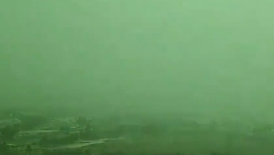 狂风暴雨袭击 迪拜天空一秒变绿