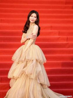 林志玲出席北京国际电影节，一袭肉粉色长裙，经典大波浪