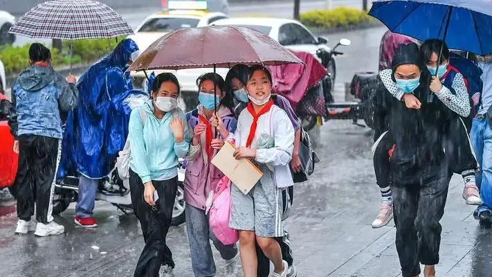 广州多区发布暴雨黄警可延迟上学