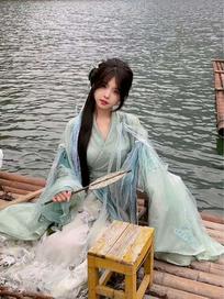 颜清颂：我也不想上船啊，但她叫我官人是。#这才是八里沟该有的江湖春景