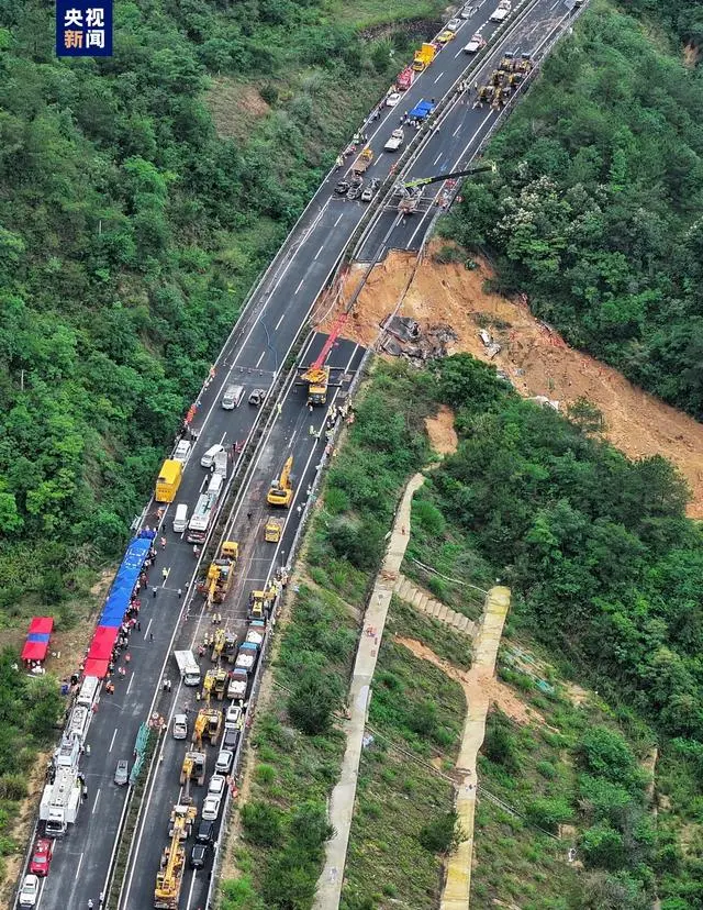 广东梅大高速茶阳路段路面塌方事故致19人死亡