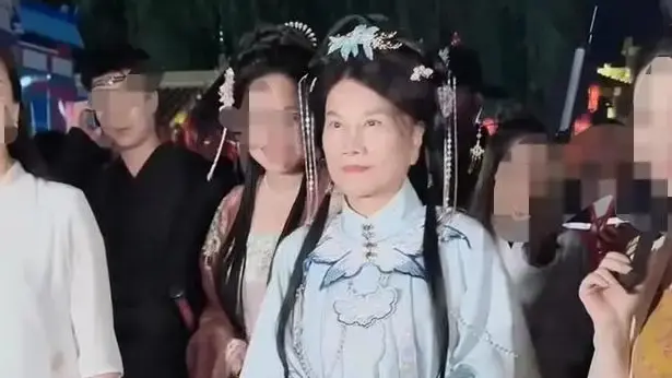 董明珠体验汉服