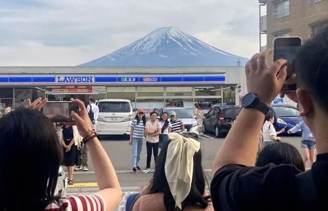 日本一小镇拉黑布遮挡富士山远景