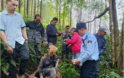 82岁老人跌落山洞7天 靠雨水活命