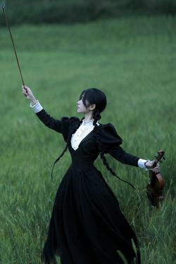 小liao：小提琴。#人像 #摄影 世界是酸痛的 人类在拉扯
