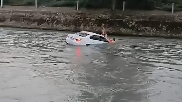 成都市民在激流中砸开车玻璃救人