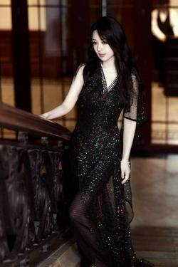 杨紫高定黑礼裙写真图片