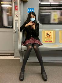 日本地铁jk制服女学生黑丝袜