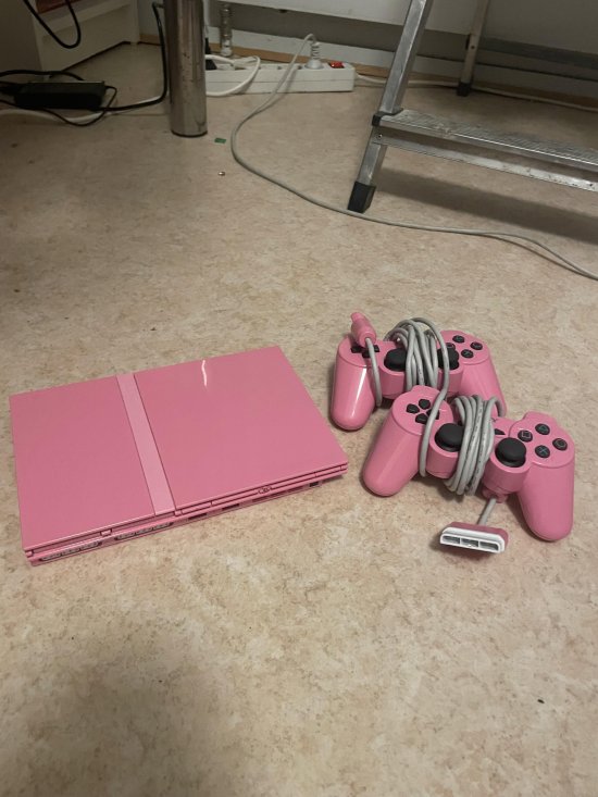 玩家在垃圾桶内捡到粉色限定PS2：竟还能正常工作