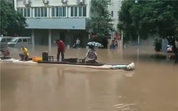 桂林暴雨变威尼斯 出行靠划船