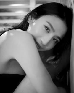 林芊妤为新系列的内衣任model，拍摄一系列性感靓相