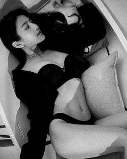 林芊妤穿上黑bra及黑底底，外披一件黑恤衫瞓在一个貌似浴缸内。