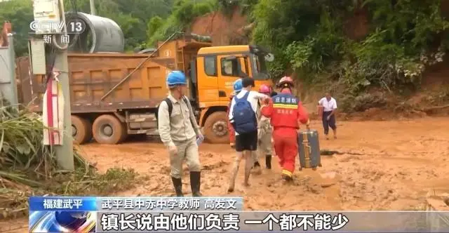 暴雨致山体滑坡 村民为中考生挖路