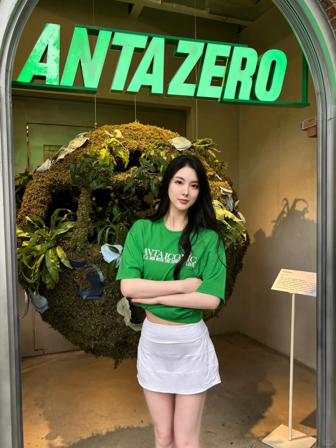 婧子小姐拜托了 在武康路上偶遇安踏0碳使命店，店里充满了绿色元素。