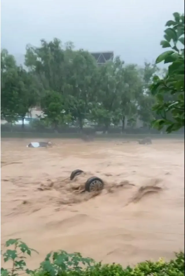 宝鸡暴雨目击者:20多辆车被冲走