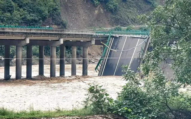 陕西一公路桥梁垮塌已致11人遇难、另有30余人失联