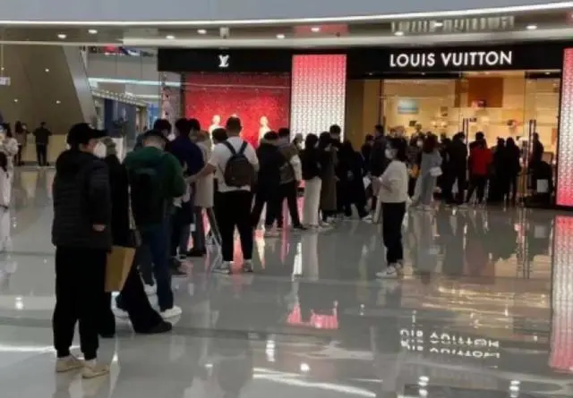 LV巧克力上海店开业排队堪比迪士尼