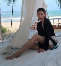 李斯羽海滩上展示长腿美脚丫 裙底网