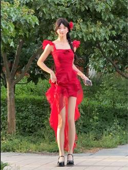 真猪蕾蕾：总得有件能撑场面惊艳的小红裙吧！！！