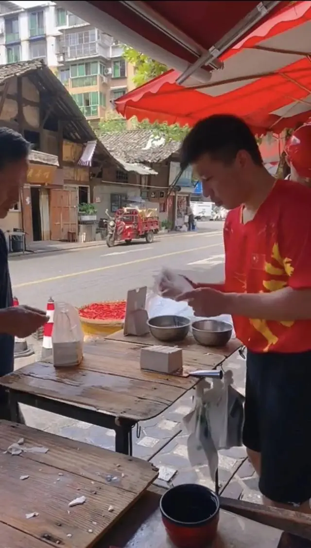 卖豆腐小伙“撞脸”马龙