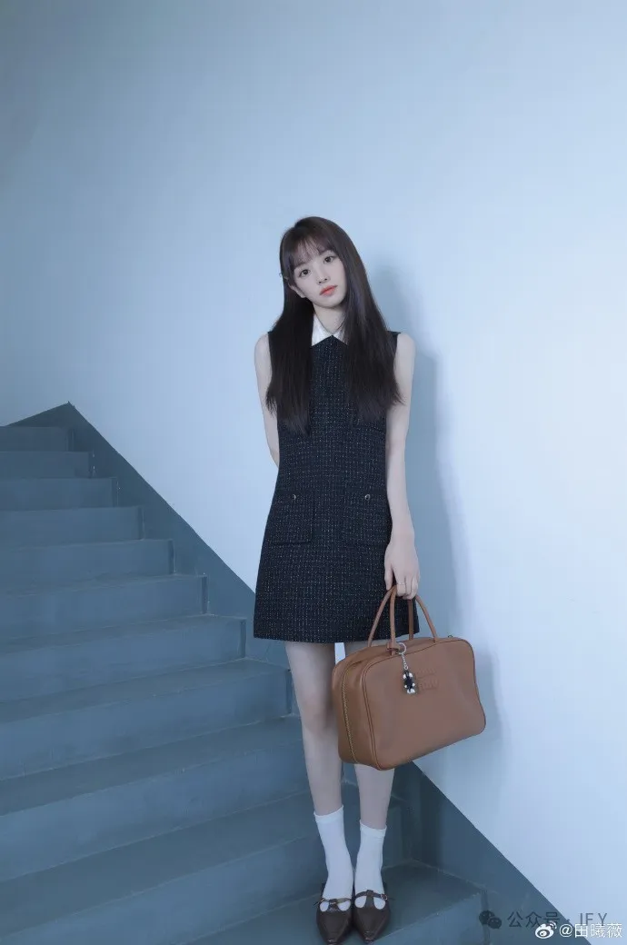 田曦薇比较板正的版型，换个挎包会更少女