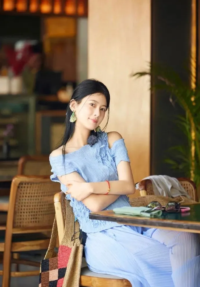 赵昭仪艺术感的时尚叠穿，审美在线的赵昭仪穿搭