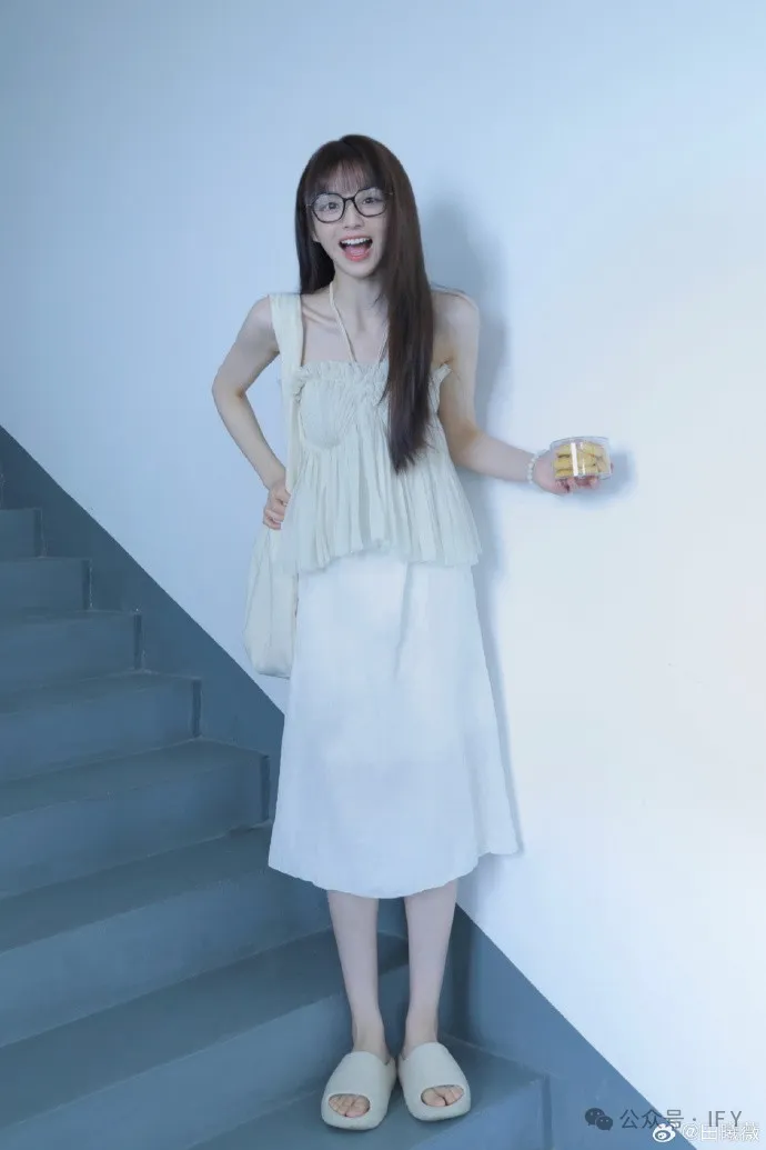 田曦薇 白色系穿搭，少女甜美时尚