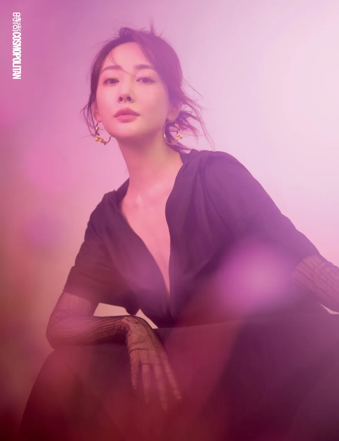 李纯 花卉点缀圆形耳环  黑色深V连衣裙 均为 Bottega Veneta