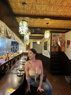 爱吃炸鸡的小玫周末暴雨窝在家，太舒服喽 ​​​
