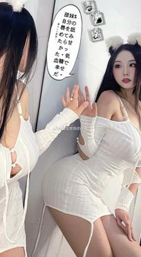 爱吃炸鸡的小玫肤白貌美、五官精致，外加一头乌黑如瀑的及腰长发，妥妥的女神范儿！